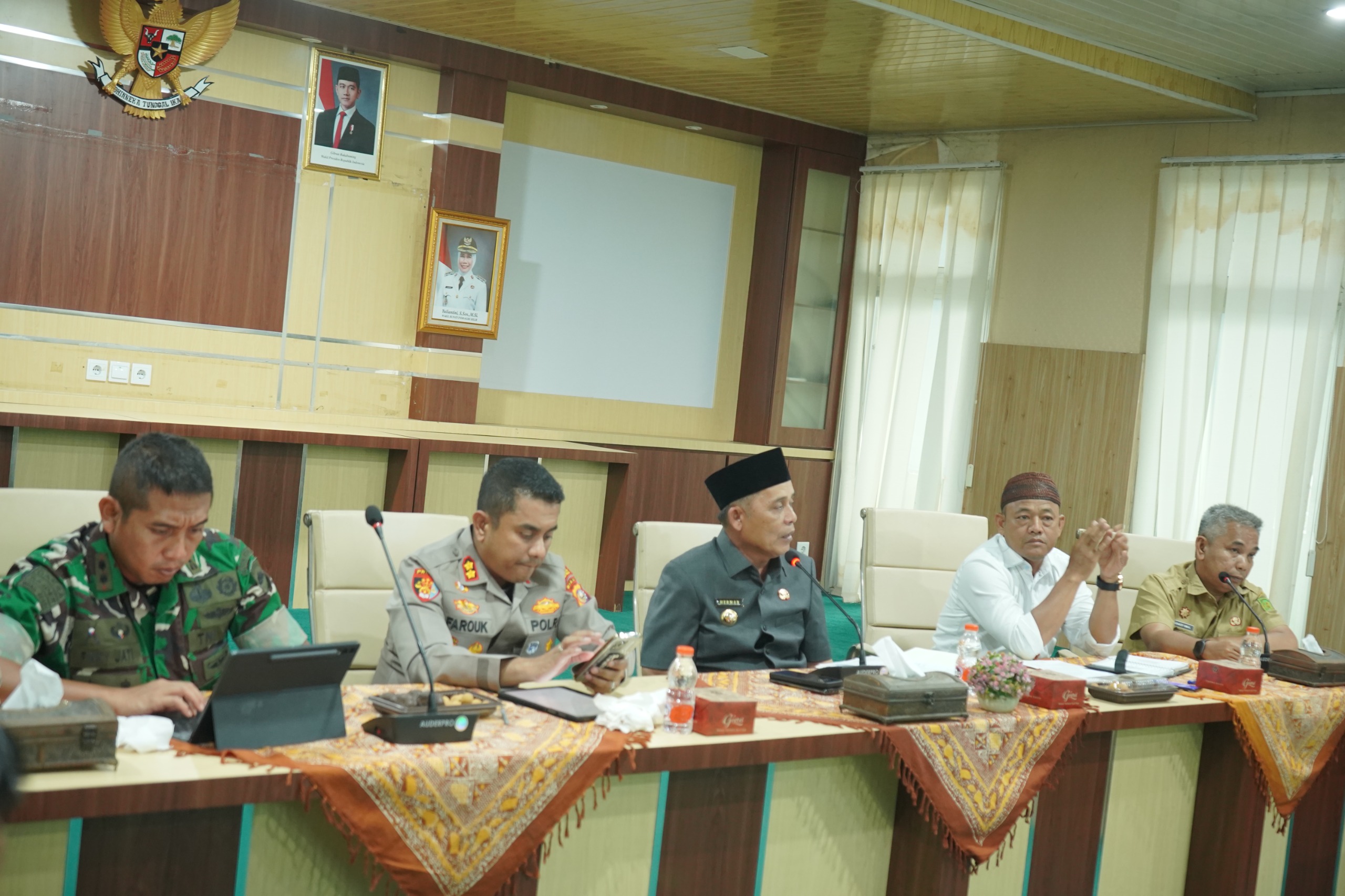 Bupati Inhil, H. Herman akhirnya menegaskan status quo PT PWP. Bupati menyatakan, investasi tak boleh merugikan rakyat.