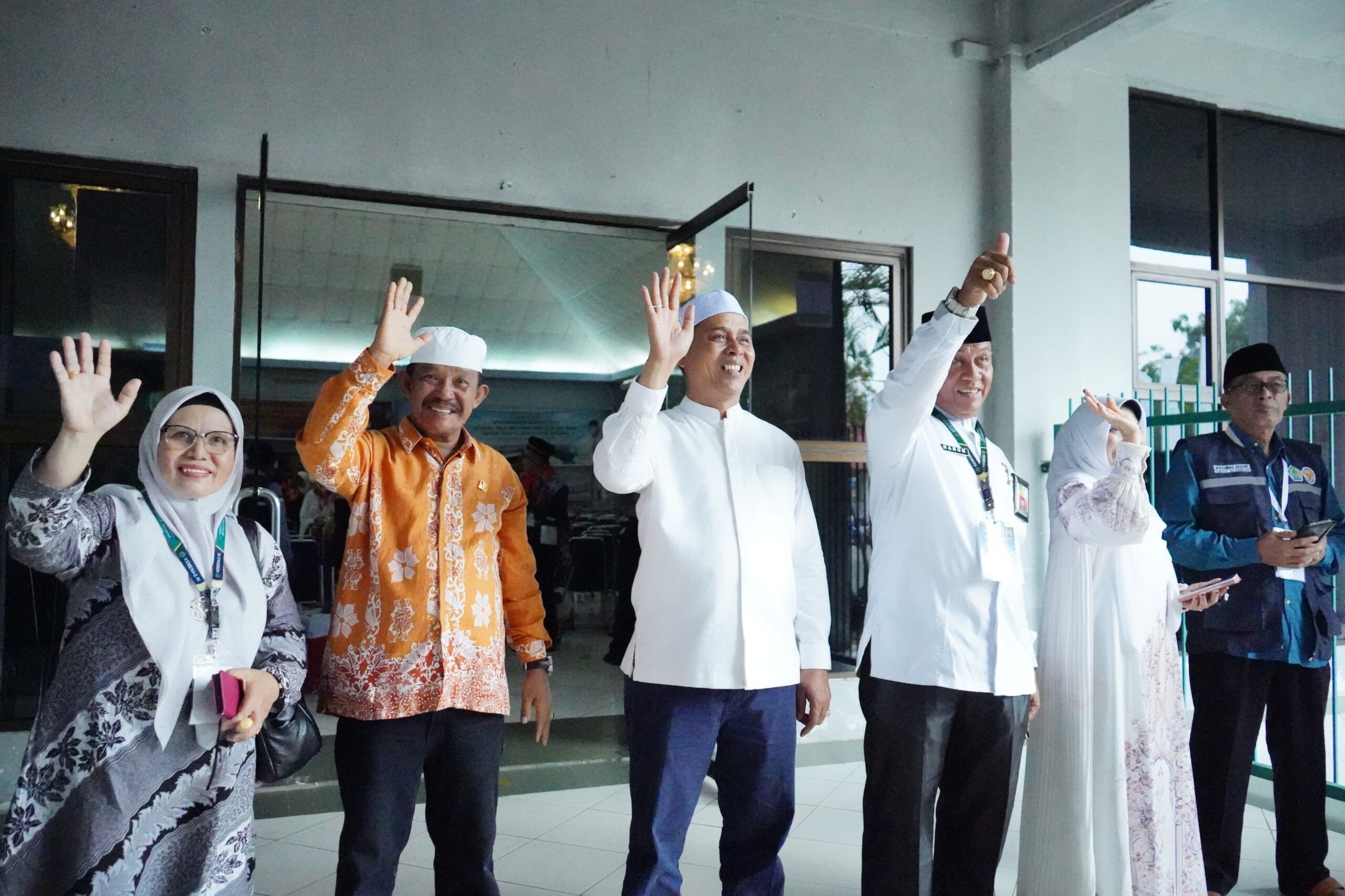 Suasana haru muncul tatkala Bupati Inhil, H. Herman dan Wakil Bupati Yuliantini melepas keberangkatan 443 CJH asal Inhil dari Embarkasi Batam, Kamis (8/5).