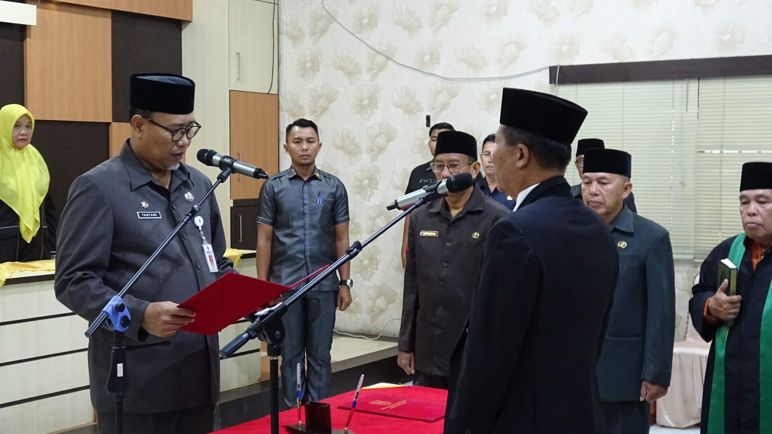 Sekda Inhil Tantawi Jauhari saat melantik sejumlah pejabat di lingkungan Pemkab Inhil di Aula Kantor Bappeda Inhil (20/6).