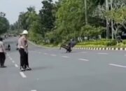 Viral! Aksi “Jumping” Becak Motor Hebohkan Pekanbaru di Depan Polisi Jelang Kedatangan Kapolri