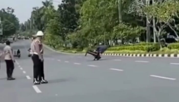 Viral! Aksi “Jumping” Becak Motor Hebohkan Pekanbaru di Depan Polisi Jelang Kedatangan Kapolri