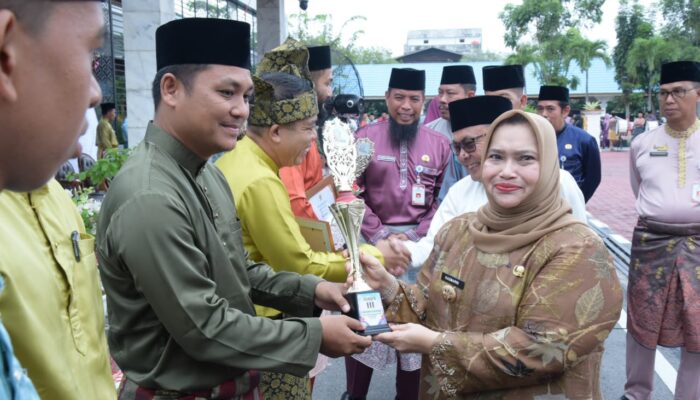 Meriahkan Hari Jadi ke-513, Bupati Kasmarni Serahkan Hadiah Lomba Permainan Tradisional di Bengkalis