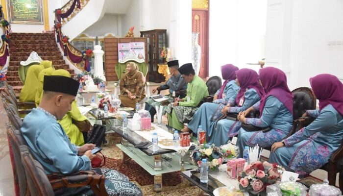 Kisah Inspiratif Bupati Kasmarni Akan Dibukukan: “Perempuan Pertama Pejabat Pemerintah Daerah”