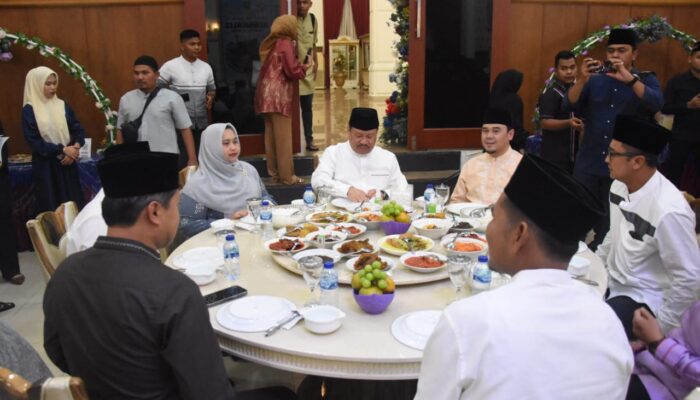 Jalin Silaturahmi, Bupati Kasmarni Gelar Makan Malam Bersama Ustadz Hilman Fauzi di Bengkalis