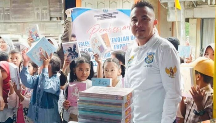 Kades Senimpik Salurkan Bantuan Alat Tulis Ratusan Pelajar