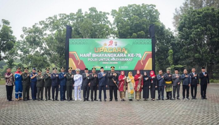 Diguyur Hujan, Upacara Hari Bhayangkara ke-79 di Dumai Tetap Khidmat Dipimpin Kapolres Hardi Dinata
