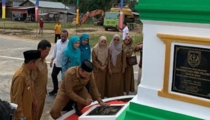 Bupati Inhu Apresiasi Kades Kelawat Berhasil Bangun Tugu Desa Secara Mandiri
