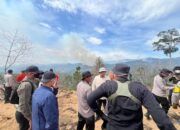 Wakapolda Riau Pimpin Langsung Pemadaman Karhutla di Perbukitan Rohul