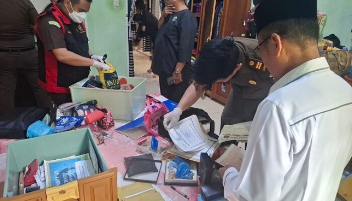 Dugaan Korupsi 17 Miliar, Penyidik Kejari Inhu Geladah Rumah Direktur BRK Indra Artha