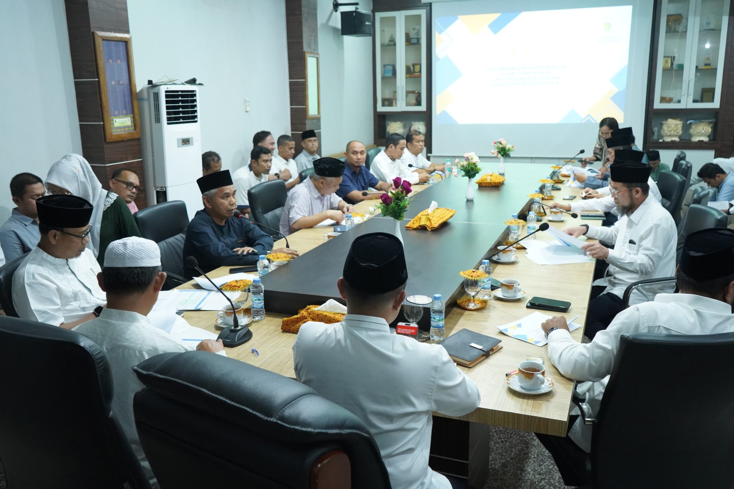 Bupati Inhil, Herman, dan jajarannya memaparkan data program prioritas kepada Gubernur Riau, Sabtu (15/3).