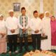 Ustad Abdul Somad (UAS) berfoto bersama Gubernur Riau Abdul Wahid dan Bupati Inhil H. Herman bersama keluarga dan jajaran di Kediaman Bupati Inhil, Ahad (6/7).