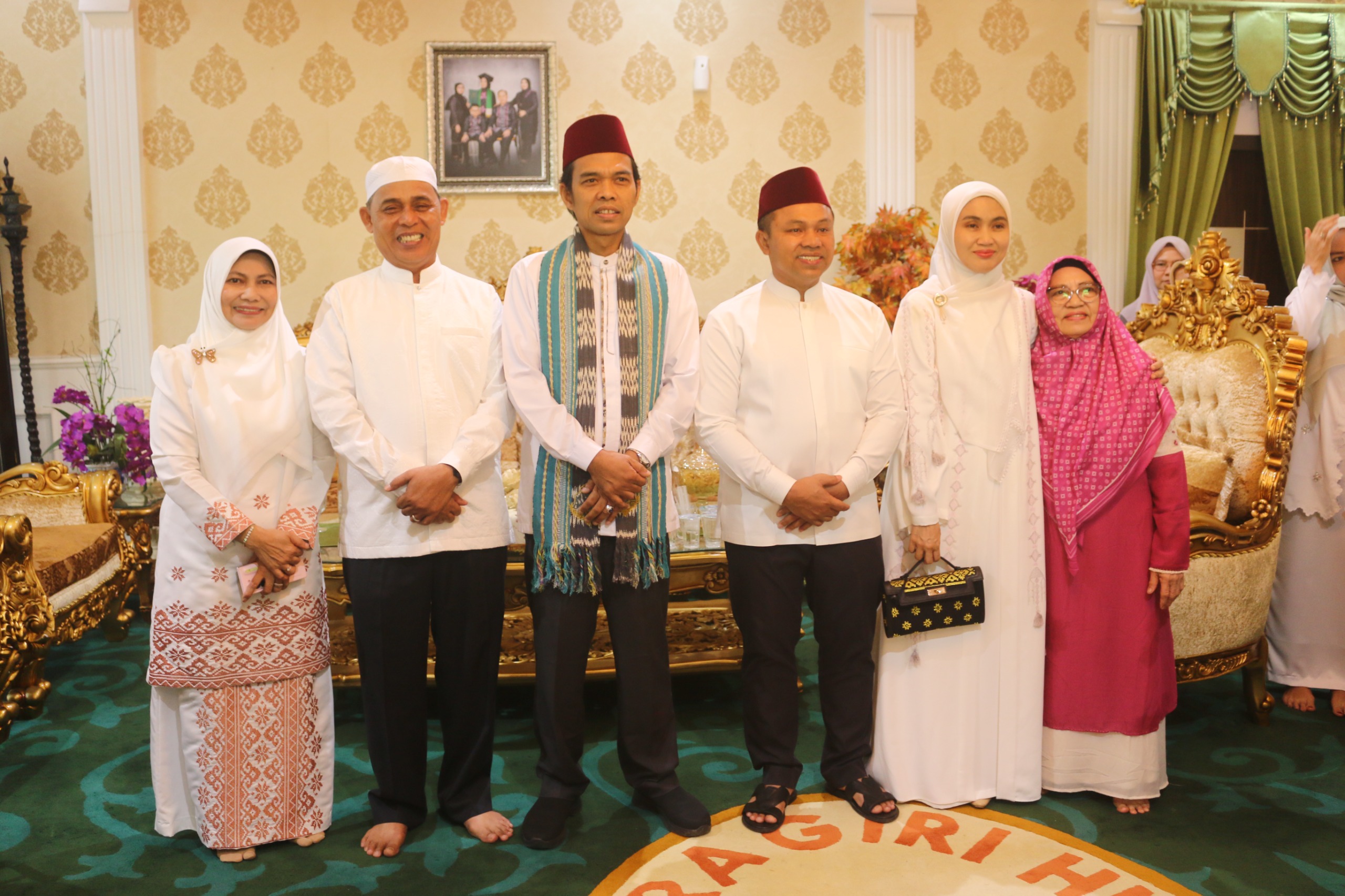 Ustad Abdul Somad (UAS) berfoto bersama Gubernur Riau Abdul Wahid dan Bupati Inhil H. Herman bersama keluarga dan jajaran di Kediaman Bupati Inhil, Ahad (6/7).