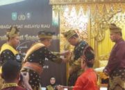 LAM Riau Anugerahkan “Ingatan Budi” kepada Kapolri, Lestarikan Tradisi Melayu