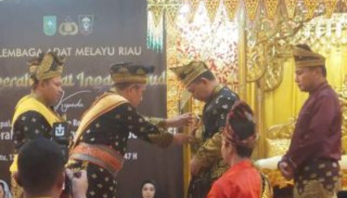 LAM Riau Anugerahkan “Ingatan Budi” kepada Kapolri, Lestarikan Tradisi Melayu