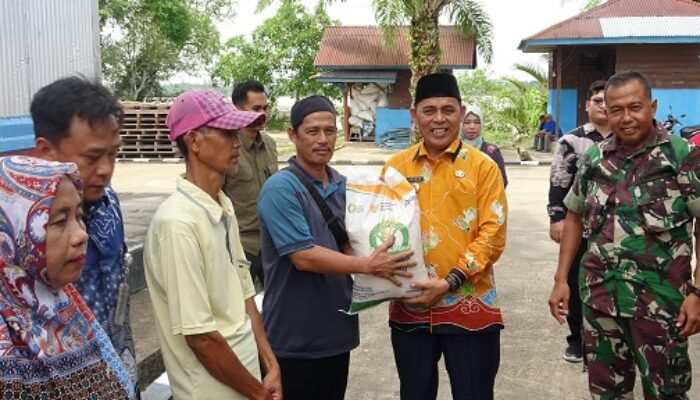 Pemkab Inhil Luncurkan Bantuan Pangan, 27.502 Warga Terima Beras 20 Kg