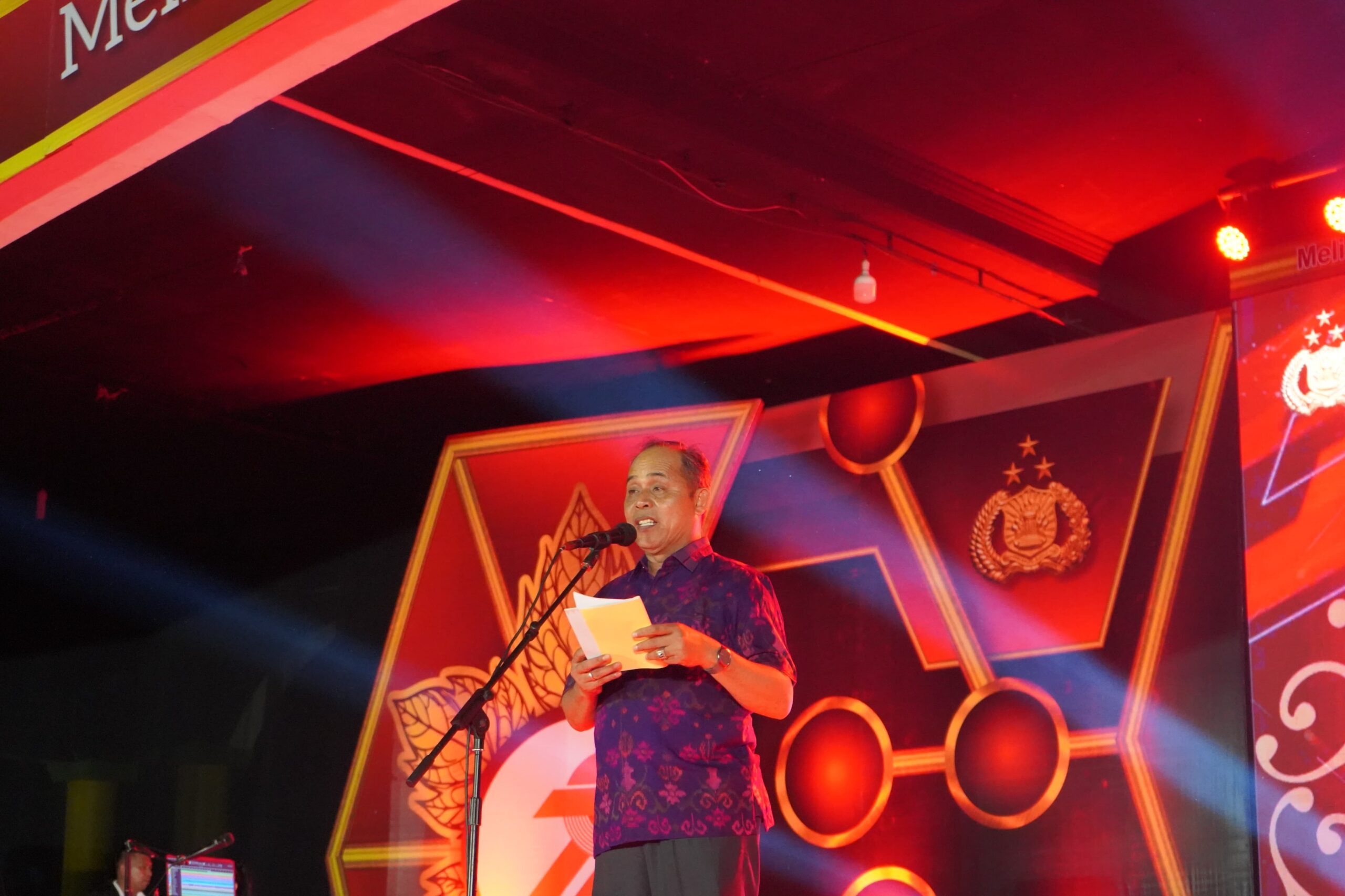 Bupati Inhil, H. Herman memberikan sambutan dalam malam syukuran Hari Bhayangkara ke-79 yang berlangusung di Lapangan Gajah Mada, Tembilahan, Selasa (1/7) malam.