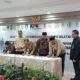 Bupati Inhil, H. herman dan Pimpinan KPK menandatangani permintaan pendampingan pengawasan anggaran daerah di Gedung Merah Putih, Jakarta Selatan, Selasa (20/5).