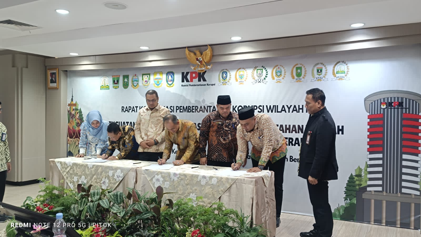 Bupati Inhil, H. herman dan Pimpinan KPK menandatangani permintaan pendampingan pengawasan anggaran daerah di Gedung Merah Putih, Jakarta Selatan, Selasa (20/5).