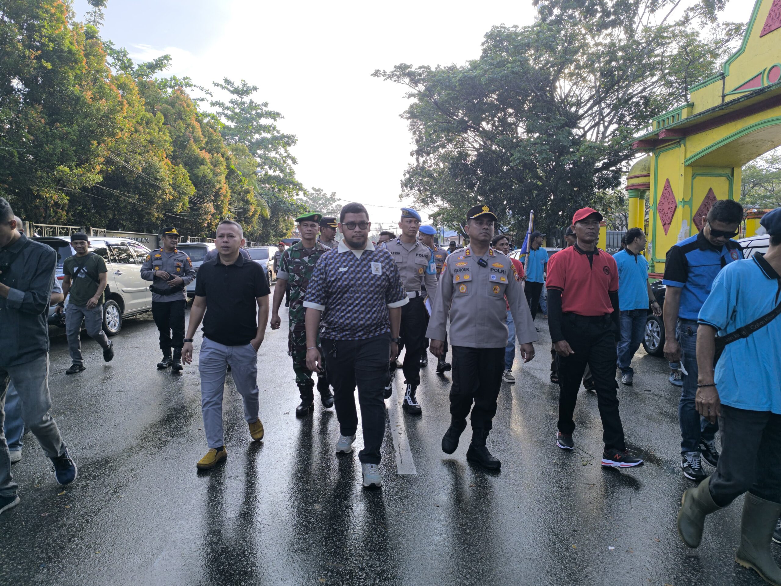 Kepala Dinas Tenaga Kerja dan Transmigrasi (Disnakertran) Inhil, Dhoan Dwi Anggara dan Kapolres Inhil, AKBP Farouk Oktora usai Apel Peringatan Hari Buruh 2025.