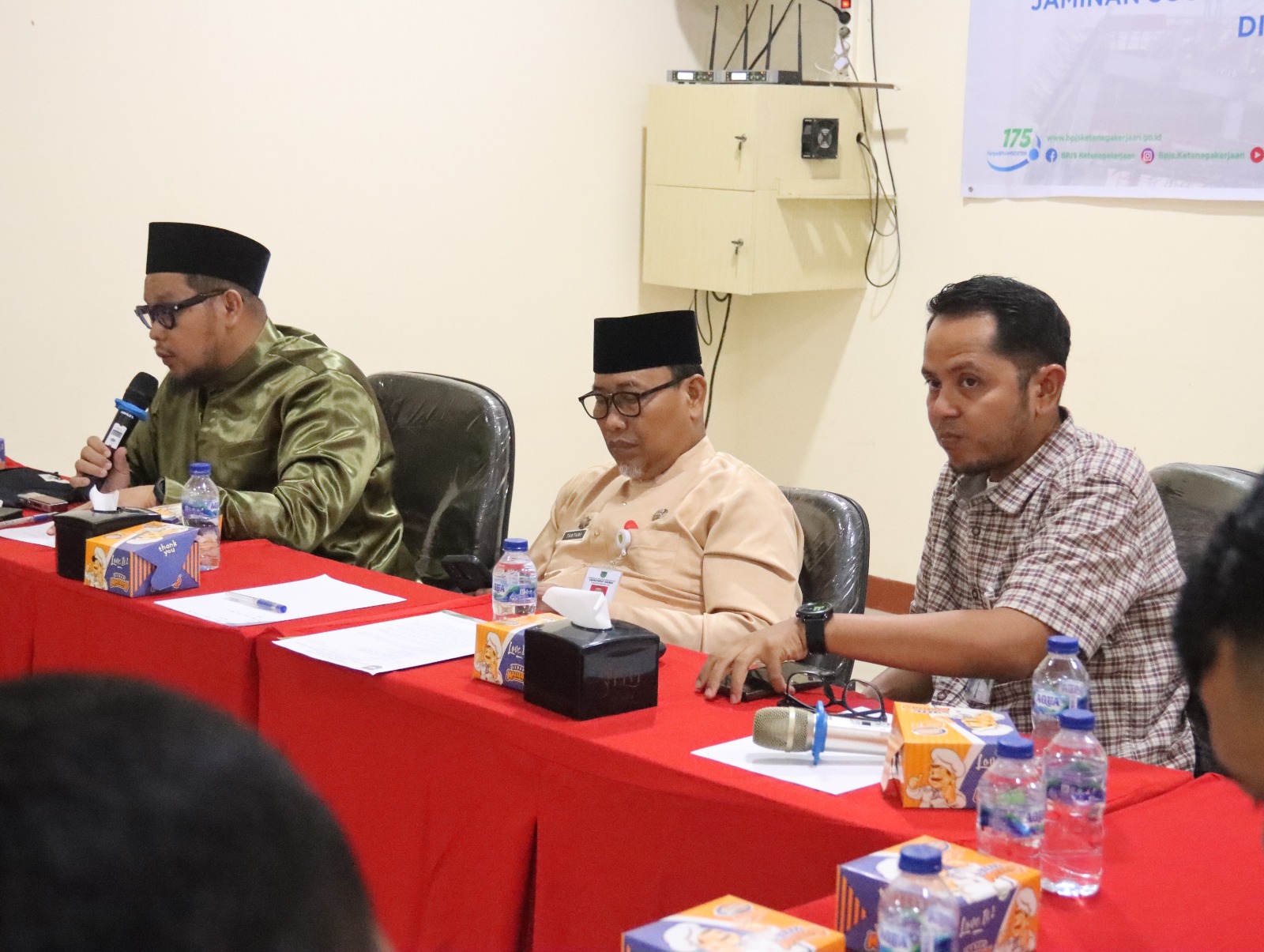 Sekda Inhil Tantawi Jauhari dalam Rapat Koordinasi Pelaksanaan Program Jaminan Sosial Ketenagakerjaan Sektor Jasa Konstruksi di salah satu hotel di Tembilahan, Jumat (4/7).