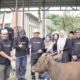 Bupati Inhil, H. Herman didampingi jajaran Pemkab Inhil memantau kondisi hewan kurban.