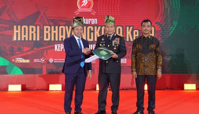 Dukungan Nyata Gubri Wahid di Hari Bhayangkara ke-79: Serahkan Ambulans dan Dana Pembinaan Polisi Cilik