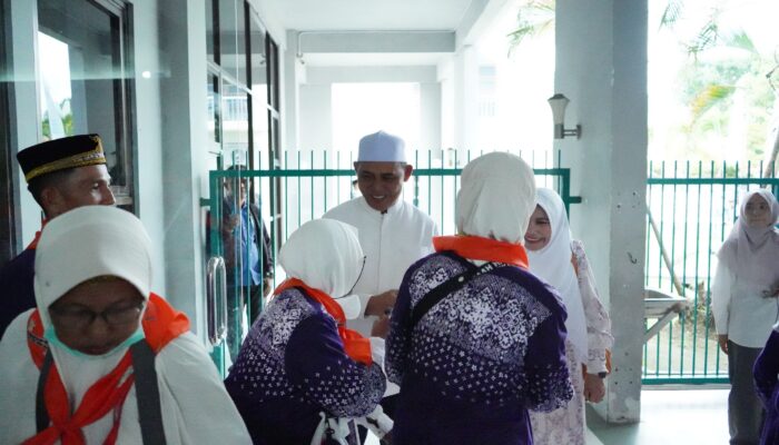 Suasana haru muncul tatkala Bupati Inhil, H. Herman dan Wakil Bupati Yuliantini melepas keberangkatan 443 CJH asal Inhil dari Embarkasi Batam, Kamis (8/5).