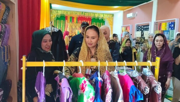 Kunjungi Sentra Ekraf LAMR, Istri Kapolri Apresiasi dan Borong Produk Khas Riau