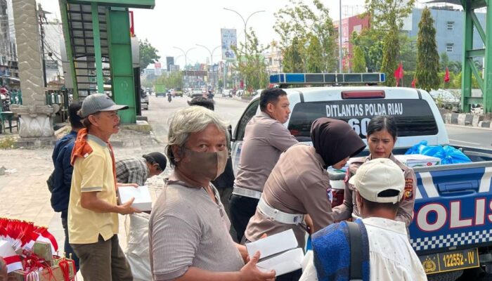 Ditlantas Polda Riau Gelar “Jumat Berkah,” Ratusan Nasi Kotak Dibagikan ke Warga dan Ojol