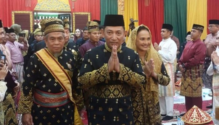 Bertanam Budi di Tanah Melayu: Kapolri Listyo Sigit Terima Anugerah Adat dari LAM Riau Berkat 5 Kebijakan Ini