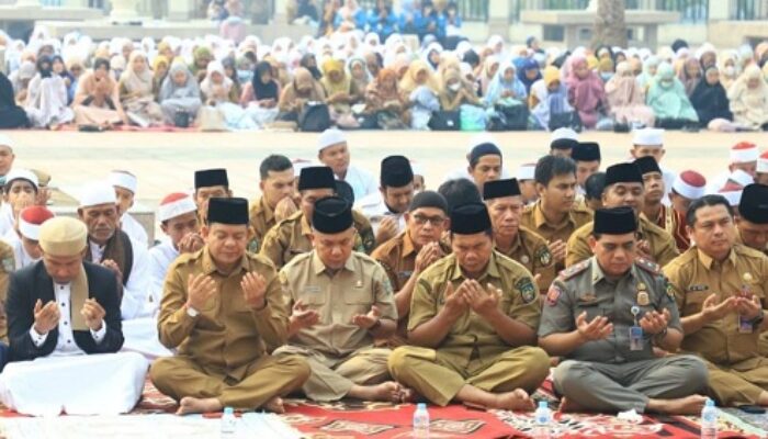Ratusan Jemaah Rohul Shalat Istisqa, Panjatkan Doa agar Hujan Padamkan Kabut Asap