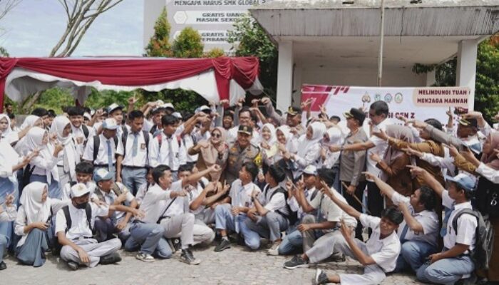 Tanam 10 Bibit Pohon, Pelajar SMA/SMK di Pekanbaru Bisa Dapat SIM Gratis dari Kapolda Riau