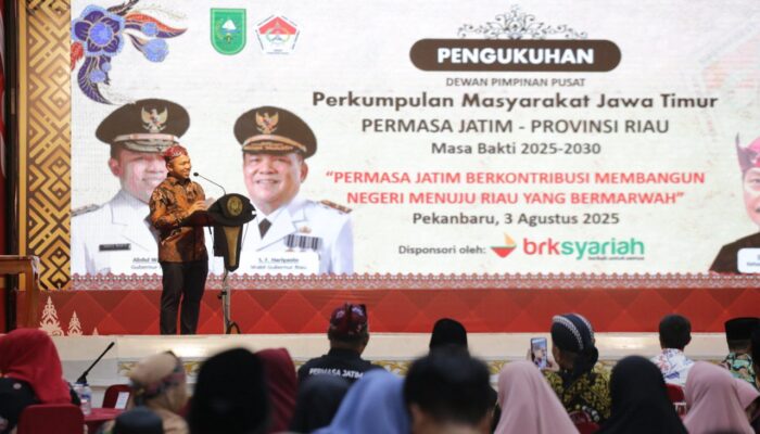 Gubernur Abdul Wahid Kenakan Blangkon, Pimpin Pelantikan PERMASA Jatim