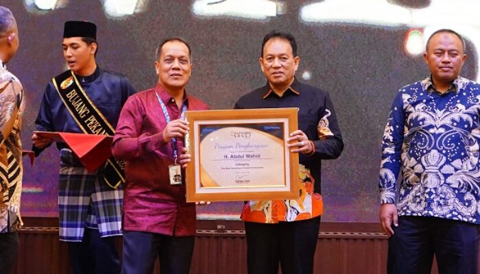 Gubri Abdul Wahid Dinobatkan sebagai Gubernur Terbaik dalam Lingkungan Hijau di Tribun Pekanbaru Award 2025