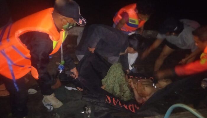 Korban Laka Laut di Perairan Sungai Dusun Dievakuasi BPBD Inhil, Tangan Pemuda Terluka Parah Tergilas Pompong