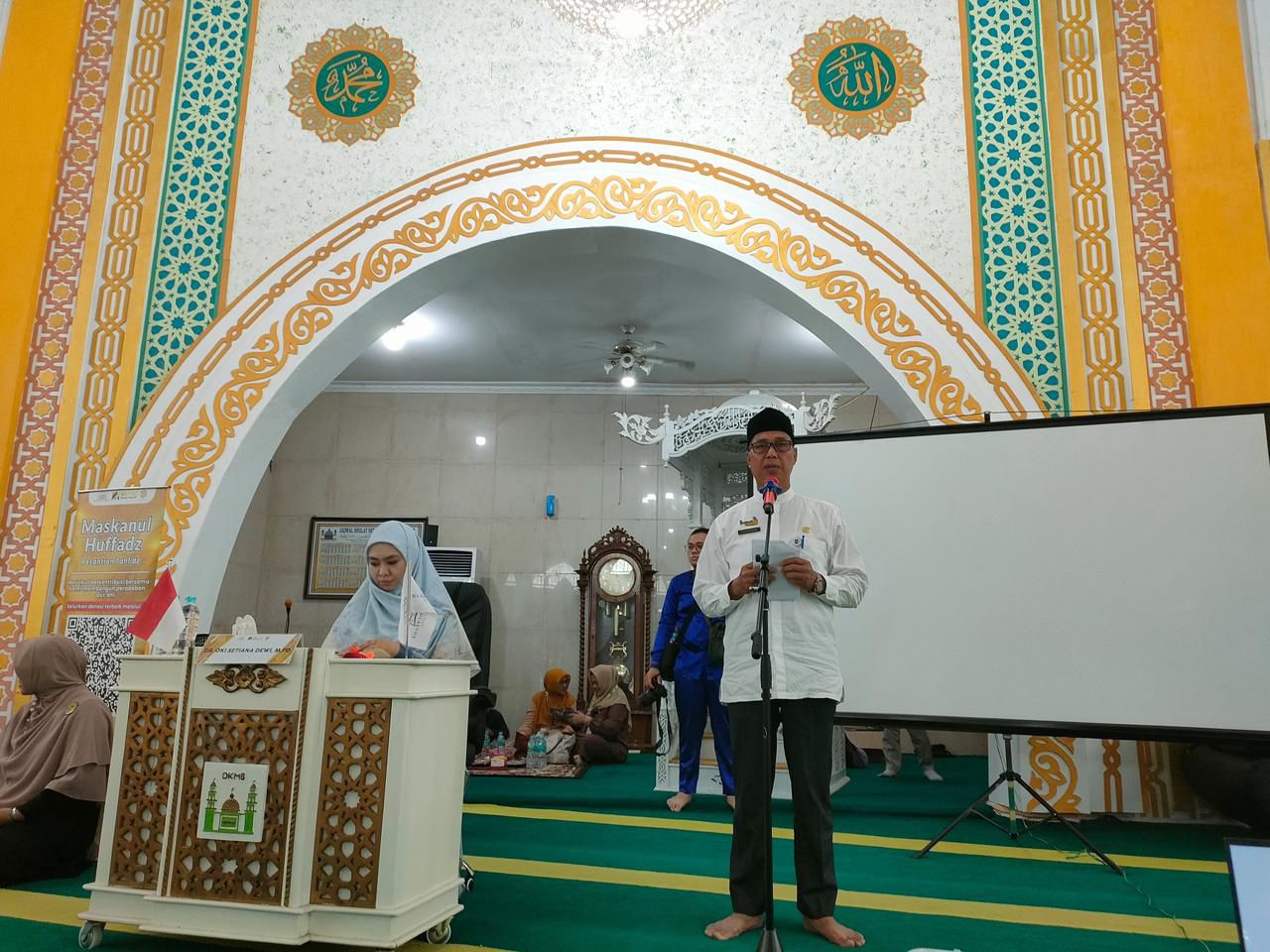 Asisten Perekonomian dan Pembangunan, H. Toharuddin, saat menghadiri Tabligh Akbar bersama Ustadzah Dr. Hj. Oki Setiana Dewi, Rabu, 6 Agustus 2025 di Masjid Agung Arrafah Duri. (Foto: Diskominfotik Bengkalis)