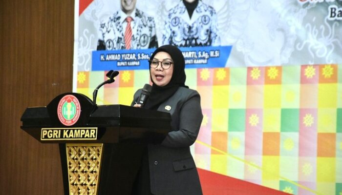 Hadiri Konferensi PGRI Kampar, Wakil Bupati: Peran Guru Profesional Penting Wujudkan Generasi Kampar Cerdas