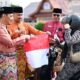 Jajaran Pemkab Bengkalis membagikan bendera Merah Putih kepada warga menjelang perayaan HUT RI ke-80