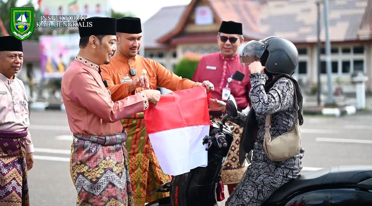 Jajaran Pemkab Bengkalis membagikan bendera Merah Putih kepada warga menjelang perayaan HUT RI ke-80