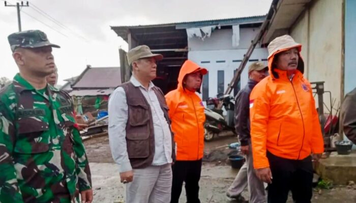Bupati Kerinci dan Dinas Sosial Tinjau Korban Puting Beliung, Serahkan Bantuan Darurat