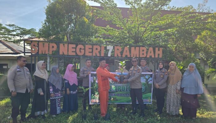 Polres Rohul Dukung “Green Policing” Tanam Pohon di SMPN 7 Rambah