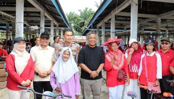 Warga Sambut Bupati Anton, Momentum Kebersamaan di HUT RI