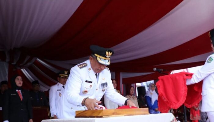 Bupati Anton Pimpin Upacara Penurunan Bendara HUT RI ke 80