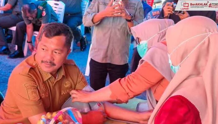 Bupati Monadi Jadi Pendonor Pertama di Acara Donor Darah HUT Kejaksaan RI ke-80