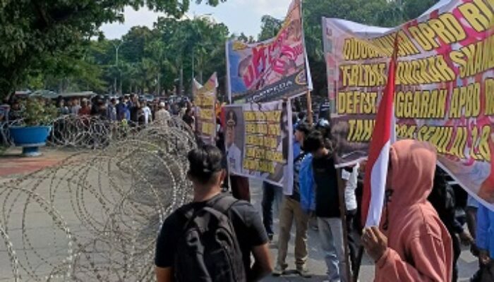 Tuntut Pembentukan Pansus, Ratusan Massa Demo di DPRD Riau Usut Defisit APBD 2024