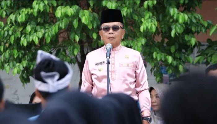 Pimpin Upacara di SMAN 1 Tebingtinggi, Bupati Asmar Ajak Siswa Tingkatkan Nasionalisme