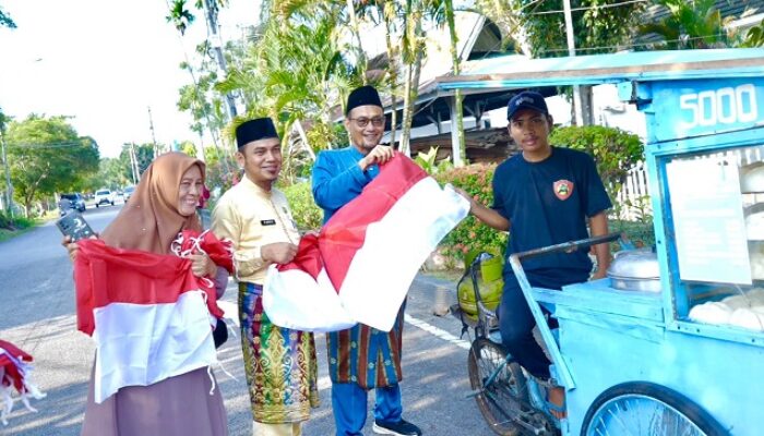 Perkuat Nasionalisme, Ribuan Bendera Merah Putih Dibagikan ke Warga Bengkalis Sesuai Instruksi Bupati