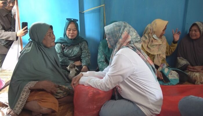 Setelah Kisahnya Viral, Nenek Indrawati di Batang Tuaka Kini Dapatkan Bantuan dari TP PKK Inhil