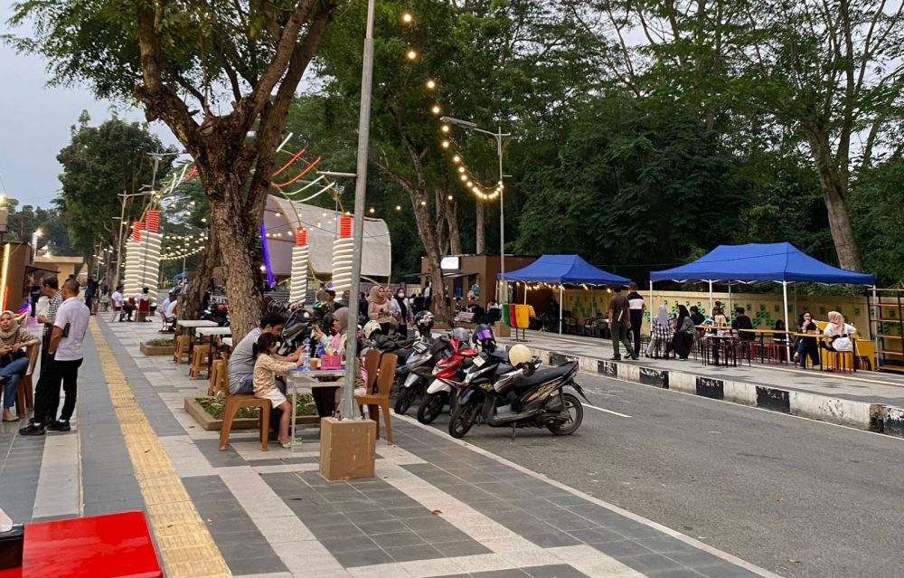 Budaya nongkrong menjadi hal umum di Pekanbaru. Masyarakat suka berkumpul dari cafe, restoran hingga sentra kuliner di taman kota.