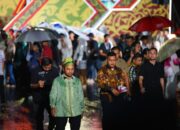 Tetap Bersemangat Meski Diguyur Hujan, Gubri Abdul Wahid Beri Sambutan di Malam Puncak Bujang Dara Riau
